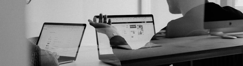 中东地区消费者在豪华购物中心使用智能手机购物场景