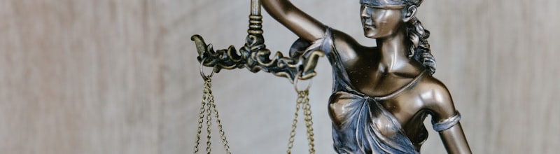 全球各地数据隐私法规文件与合规认证标志示意图