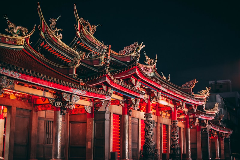 东南亚城市天际线与繁忙街道，展示活跃的商业氛围和年轻消费群体